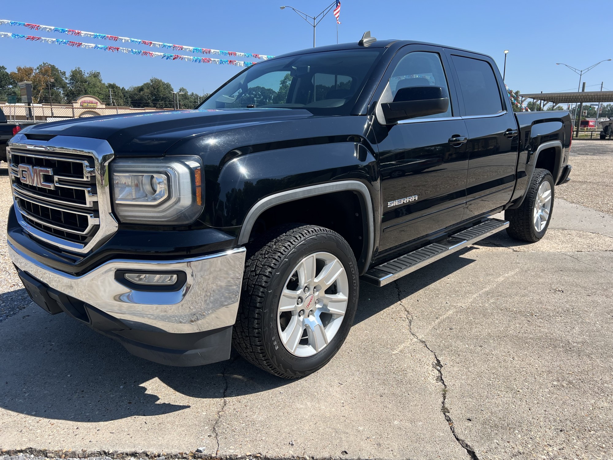 photo of 2018 GMC Sierra 1500 Crew Cab SLE 