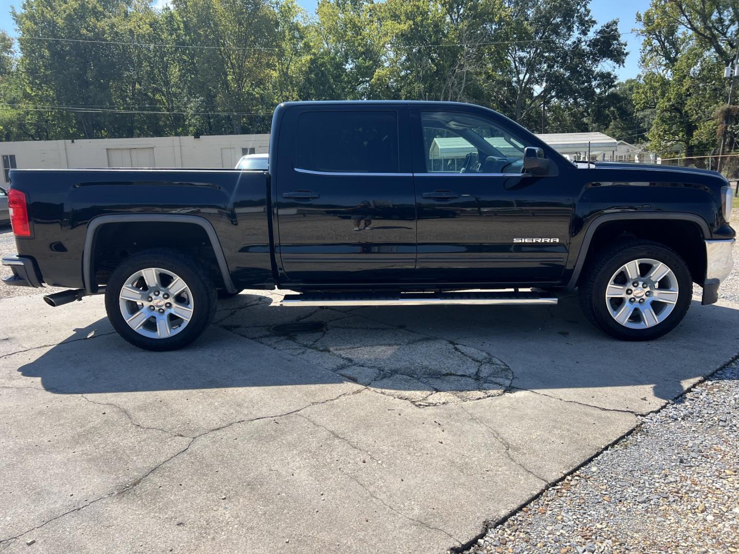 2018 Black /Gray GMC Sierra 1500 SLE (3GTP1MEC5JG) with an 5.3L V8 engine, 6-Speed Automatic transmission, located at 4520 Airline Hwy, Baton Rouge, LA, 70805, (225) 357-1497, 30.509325, -91.145432 - 2018 GMC Sierra 1500 Crew Cab SLE 2WD, NO ACCIDENTS, 5.3 V8 Gas, 142K Miles, Power Seat, Windows, Locks & Mirrors, Bigger Touch Screen Radio, Cold A/C, Backup Camera, Tow Package. FOR INFO PLEASE CONTACT JEFF AT 225-413-0981. CHECK OUT OUR A+ RATING WITH THE BETTER BUSINESS BUREAU. WE HAVE BEEN A FA- Photo#4