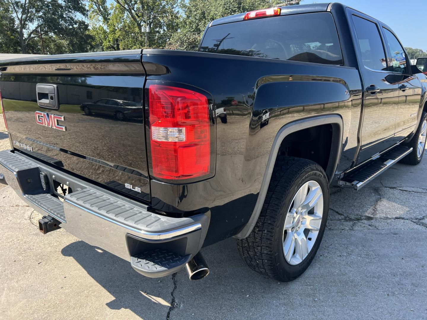 2018 Black /Gray GMC Sierra 1500 SLE (3GTP1MEC5JG) with an 5.3L V8 engine, 6-Speed Automatic transmission, located at 4520 Airline Hwy, Baton Rouge, LA, 70805, (225) 357-1497, 30.509325, -91.145432 - 2018 GMC Sierra 1500 Crew Cab SLE 2WD, NO ACCIDENTS, 5.3 V8 Gas, 142K Miles, Power Seat, Windows, Locks & Mirrors, Bigger Touch Screen Radio, Cold A/C, Backup Camera, Tow Package. FOR INFO PLEASE CONTACT JEFF AT 225-413-0981. CHECK OUT OUR A+ RATING WITH THE BETTER BUSINESS BUREAU. WE HAVE BEEN A FA- Photo#5
