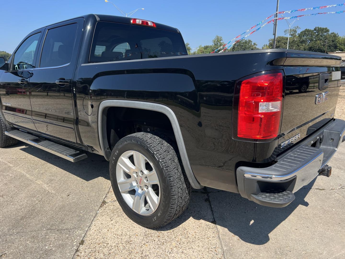 2018 Black /Gray GMC Sierra 1500 SLE (3GTP1MEC5JG) with an 5.3L V8 engine, 6-Speed Automatic transmission, located at 4520 Airline Hwy, Baton Rouge, LA, 70805, (225) 357-1497, 30.509325, -91.145432 - 2018 GMC Sierra 1500 Crew Cab SLE 2WD, NO ACCIDENTS, 5.3 V8 Gas, 142K Miles, Power Seat, Windows, Locks & Mirrors, Bigger Touch Screen Radio, Cold A/C, Backup Camera, Tow Package. FOR INFO PLEASE CONTACT JEFF AT 225-413-0981. CHECK OUT OUR A+ RATING WITH THE BETTER BUSINESS BUREAU. WE HAVE BEEN A FA- Photo#7