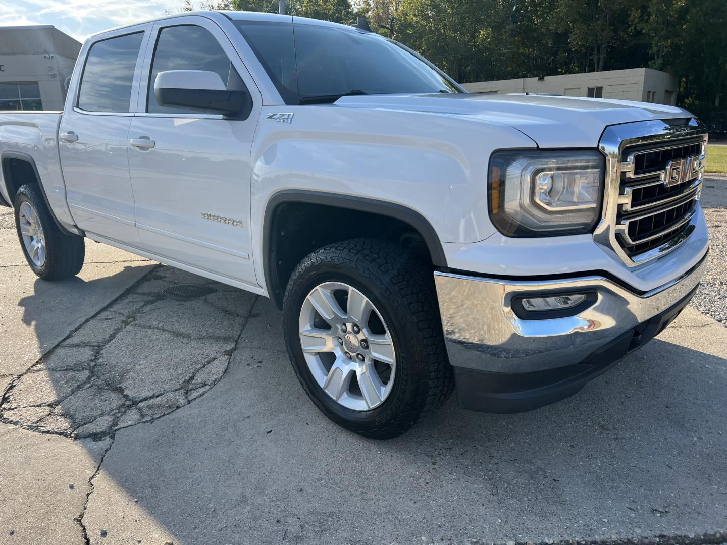 2018 White /Gray GMC Sierra 1500 SLE Z71 (3GTU2MEC4JG) with an 5.3L V8 engine, 6-Speed Automatic transmission, located at 4520 Airline Hwy, Baton Rouge, LA, 70805, (225) 357-1497, 30.509325, -91.145432 - 2018 GMC Sierra 1500 Crew Cab Z71 4WD **ONE OWNER & NO ACCIDENTS** 5.3 V8 Gas, 152K Miles, Power Seat, Windows, Locks & Mirrors, New Tires, Cold A/C, Backup Camera, Spray In Bedliner, Tow Package. FOR INFO PLEASE CONTACT JEFF AT 225-413-0981. CHECK OUT OUR A+ RATING WITH THE BETTER BUSINESS BUREAU.- Photo#3