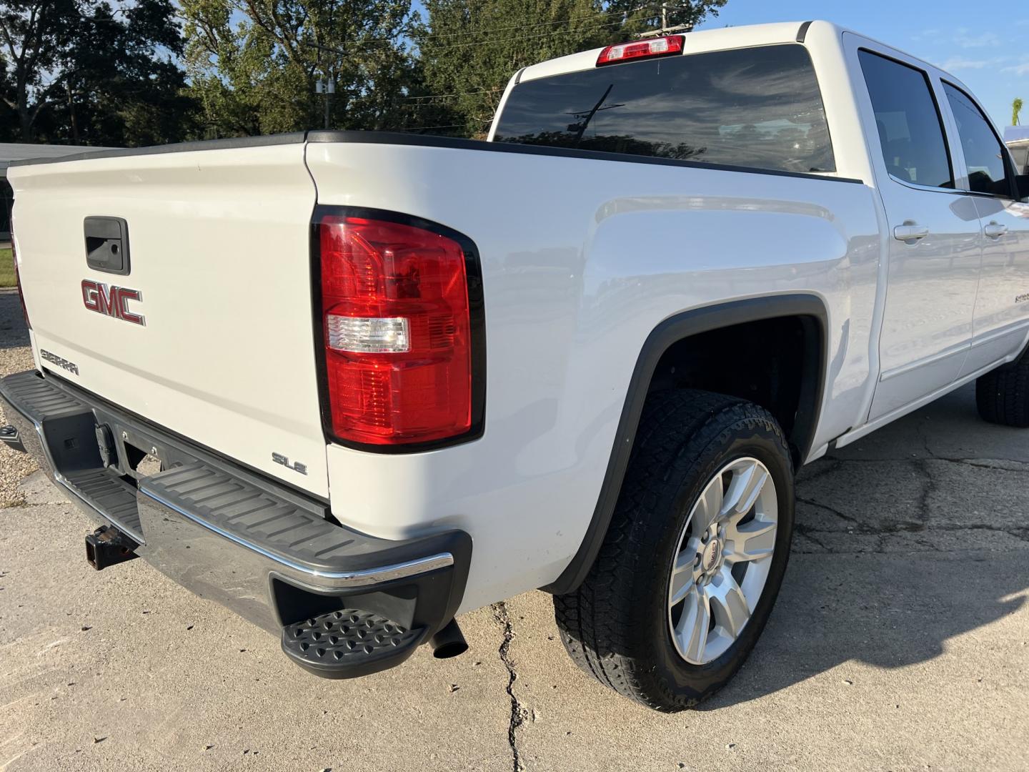 2018 White /Gray GMC Sierra 1500 SLE Z71 (3GTU2MEC4JG) with an 5.3L V8 engine, 6-Speed Automatic transmission, located at 4520 Airline Hwy, Baton Rouge, LA, 70805, (225) 357-1497, 30.509325, -91.145432 - 2018 GMC Sierra 1500 Crew Cab Z71 4WD **ONE OWNER & NO ACCIDENTS** 5.3 V8 Gas, 152K Miles, Power Seat, Windows, Locks & Mirrors, New Tires, Cold A/C, Backup Camera, Spray In Bedliner, Tow Package. FOR INFO PLEASE CONTACT JEFF AT 225-413-0981. CHECK OUT OUR A+ RATING WITH THE BETTER BUSINESS BUREAU.- Photo#5