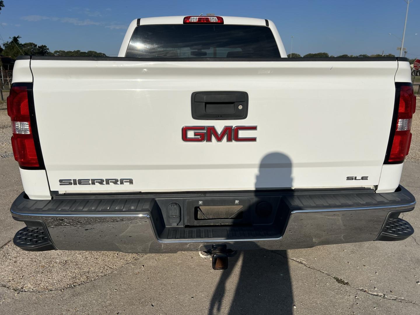 2018 White /Gray GMC Sierra 1500 SLE Z71 (3GTU2MEC4JG) with an 5.3L V8 engine, 6-Speed Automatic transmission, located at 4520 Airline Hwy, Baton Rouge, LA, 70805, (225) 357-1497, 30.509325, -91.145432 - 2018 GMC Sierra 1500 Crew Cab Z71 4WD **ONE OWNER & NO ACCIDENTS** 5.3 V8 Gas, 152K Miles, Power Seat, Windows, Locks & Mirrors, New Tires, Cold A/C, Backup Camera, Spray In Bedliner, Tow Package. FOR INFO PLEASE CONTACT JEFF AT 225-413-0981. CHECK OUT OUR A+ RATING WITH THE BETTER BUSINESS BUREAU.- Photo#6