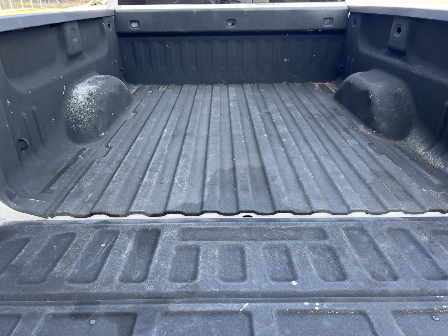 2018 White /Gray GMC Sierra 1500 SLE Z71 (3GTU2MEC4JG) with an 5.3L V8 engine, 6-Speed Automatic transmission, located at 4520 Airline Hwy, Baton Rouge, LA, 70805, (225) 357-1497, 30.509325, -91.145432 - 2018 GMC Sierra 1500 Crew Cab Z71 4WD **ONE OWNER & NO ACCIDENTS** 5.3 V8 Gas, 152K Miles, Power Seat, Windows, Locks & Mirrors, New Tires, Cold A/C, Backup Camera, Spray In Bedliner, Tow Package. FOR INFO PLEASE CONTACT JEFF AT 225-413-0981. CHECK OUT OUR A+ RATING WITH THE BETTER BUSINESS BUREAU.- Photo#8