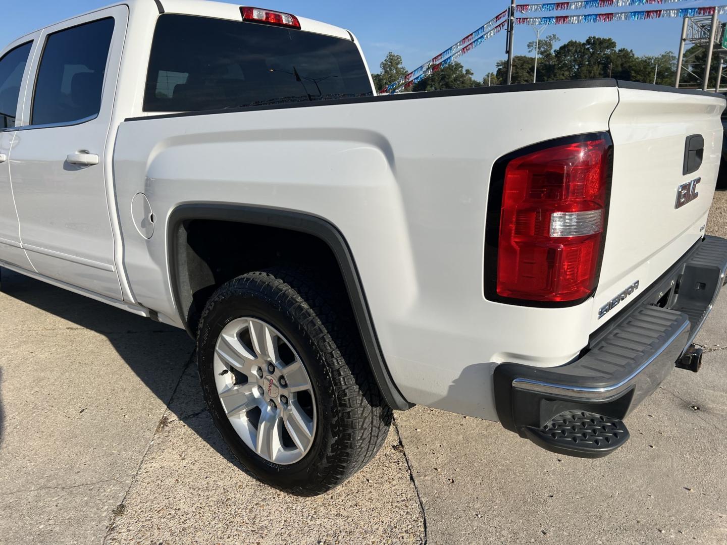 2018 White /Gray GMC Sierra 1500 SLE Z71 (3GTU2MEC4JG) with an 5.3L V8 engine, 6-Speed Automatic transmission, located at 4520 Airline Hwy, Baton Rouge, LA, 70805, (225) 357-1497, 30.509325, -91.145432 - 2018 GMC Sierra 1500 Crew Cab Z71 4WD **ONE OWNER & NO ACCIDENTS** 5.3 V8 Gas, 152K Miles, Power Seat, Windows, Locks & Mirrors, New Tires, Cold A/C, Backup Camera, Spray In Bedliner, Tow Package. FOR INFO PLEASE CONTACT JEFF AT 225-413-0981. CHECK OUT OUR A+ RATING WITH THE BETTER BUSINESS BUREAU.- Photo#7