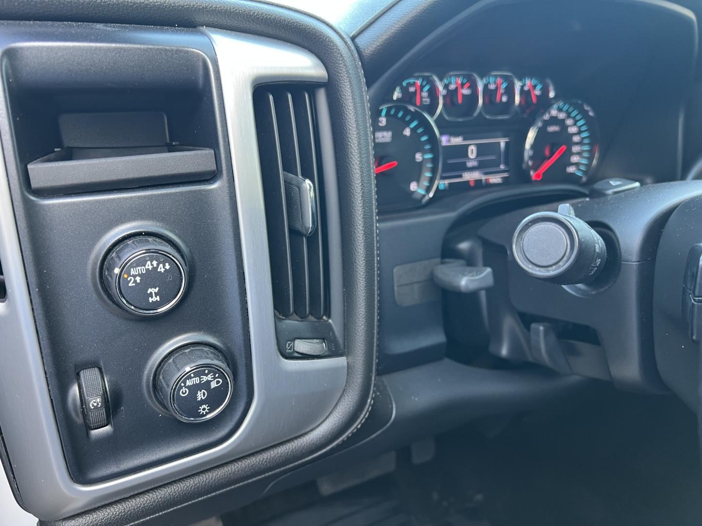 2018 White /Gray GMC Sierra 1500 SLE Z71 (3GTU2MEC4JG) with an 5.3L V8 engine, 6-Speed Automatic transmission, located at 4520 Airline Hwy, Baton Rouge, LA, 70805, (225) 357-1497, 30.509325, -91.145432 - 2018 GMC Sierra 1500 Crew Cab Z71 4WD **ONE OWNER & NO ACCIDENTS** 5.3 V8 Gas, 152K Miles, Power Seat, Windows, Locks & Mirrors, New Tires, Cold A/C, Backup Camera, Spray In Bedliner, Tow Package. FOR INFO PLEASE CONTACT JEFF AT 225-413-0981. CHECK OUT OUR A+ RATING WITH THE BETTER BUSINESS BUREAU.- Photo#14