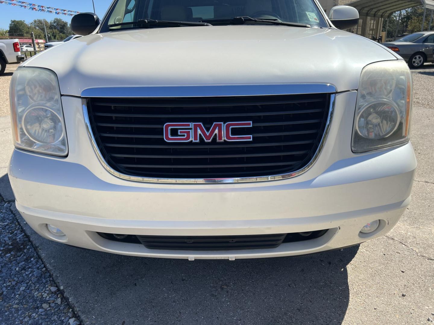 2010 White Diamond /Tan GMC Yukon SLT (1GKUCCE03AR) with an 5.3L V8 engine, Automatic transmission, located at 4520 Airline Hwy, Baton Rouge, LA, 70805, (225) 357-1497, 30.509325, -91.145432 - 2010 GMC Yukon SLT **NO ACCIDENTS** 5.3 V8 Gas, 181K Miles, Heated & Cooled Leather, Sunroof, DVD, All Power, Seats 7, Cold A/C, Backup Camera, Tow Package. FOR INFO PLEASE CONTACT JEFF AT 225-413-0981. CHECK OUT OUR A+ RATING WITH THE BETTER BUSINESS BUREAU. WE HAVE BEEN A FAMILY OWNED AND OPERATED- Photo#2