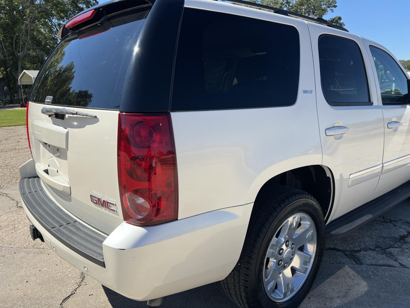 2010 White Diamond /Tan GMC Yukon SLT (1GKUCCE03AR) with an 5.3L V8 engine, Automatic transmission, located at 4520 Airline Hwy, Baton Rouge, LA, 70805, (225) 357-1497, 30.509325, -91.145432 - 2010 GMC Yukon SLT **NO ACCIDENTS** 5.3 V8 Gas, 181K Miles, Heated & Cooled Leather, Sunroof, DVD, All Power, Seats 7, Cold A/C, Backup Camera, Tow Package. FOR INFO PLEASE CONTACT JEFF AT 225-413-0981. CHECK OUT OUR A+ RATING WITH THE BETTER BUSINESS BUREAU. WE HAVE BEEN A FAMILY OWNED AND OPERATED- Photo#5