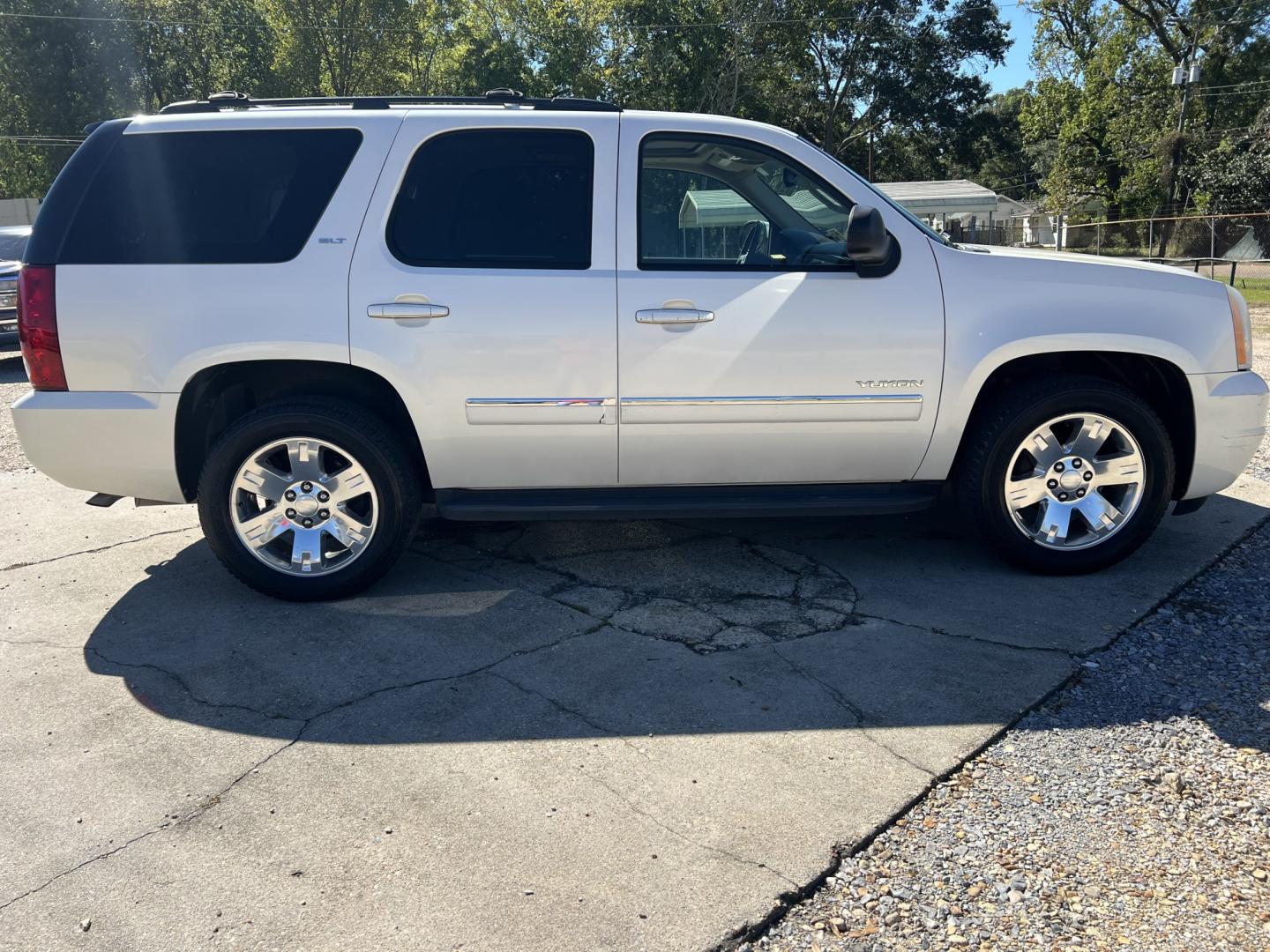 2010 White Diamond /Tan GMC Yukon SLT (1GKUCCE03AR) with an 5.3L V8 engine, Automatic transmission, located at 4520 Airline Hwy, Baton Rouge, LA, 70805, (225) 357-1497, 30.509325, -91.145432 - 2010 GMC Yukon SLT **NO ACCIDENTS** 5.3 V8 Gas, 181K Miles, Heated & Cooled Leather, Sunroof, DVD, All Power, Seats 7, Cold A/C, Backup Camera, Tow Package. FOR INFO PLEASE CONTACT JEFF AT 225-413-0981. CHECK OUT OUR A+ RATING WITH THE BETTER BUSINESS BUREAU. WE HAVE BEEN A FAMILY OWNED AND OPERATED- Photo#4