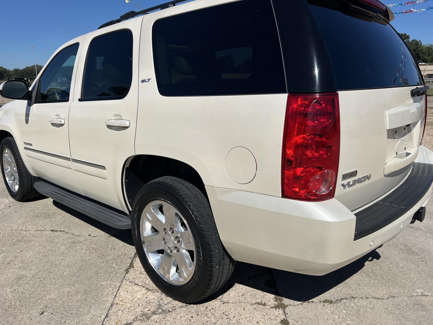 2010 White Diamond /Tan GMC Yukon SLT (1GKUCCE03AR) with an 5.3L V8 engine, Automatic transmission, located at 4520 Airline Hwy, Baton Rouge, LA, 70805, (225) 357-1497, 30.509325, -91.145432 - 2010 GMC Yukon SLT **NO ACCIDENTS** 5.3 V8 Gas, 181K Miles, Heated & Cooled Leather, Sunroof, DVD, All Power, Seats 7, Cold A/C, Backup Camera, Tow Package. FOR INFO PLEASE CONTACT JEFF AT 225-413-0981. CHECK OUT OUR A+ RATING WITH THE BETTER BUSINESS BUREAU. WE HAVE BEEN A FAMILY OWNED AND OPERATED- Photo#7