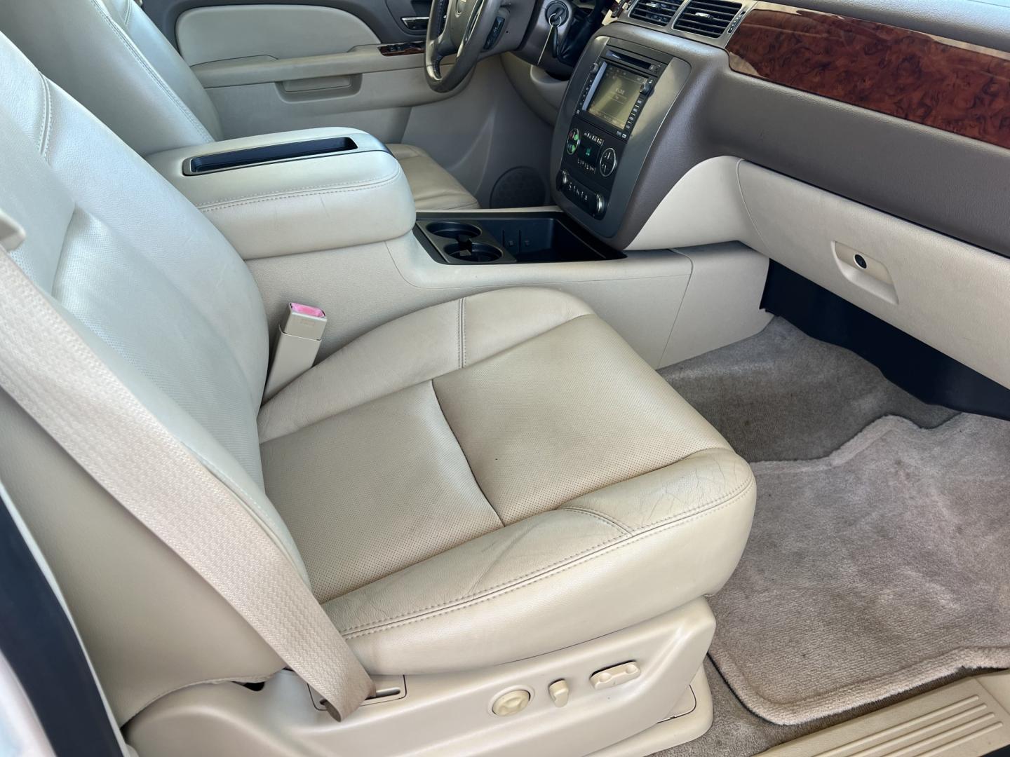 2010 White Diamond /Tan GMC Yukon SLT (1GKUCCE03AR) with an 5.3L V8 engine, Automatic transmission, located at 4520 Airline Hwy, Baton Rouge, LA, 70805, (225) 357-1497, 30.509325, -91.145432 - 2010 GMC Yukon SLT **NO ACCIDENTS** 5.3 V8 Gas, 181K Miles, Heated & Cooled Leather, Sunroof, DVD, All Power, Seats 7, Cold A/C, Backup Camera, Tow Package. FOR INFO PLEASE CONTACT JEFF AT 225-413-0981. CHECK OUT OUR A+ RATING WITH THE BETTER BUSINESS BUREAU. WE HAVE BEEN A FAMILY OWNED AND OPERATED- Photo#9