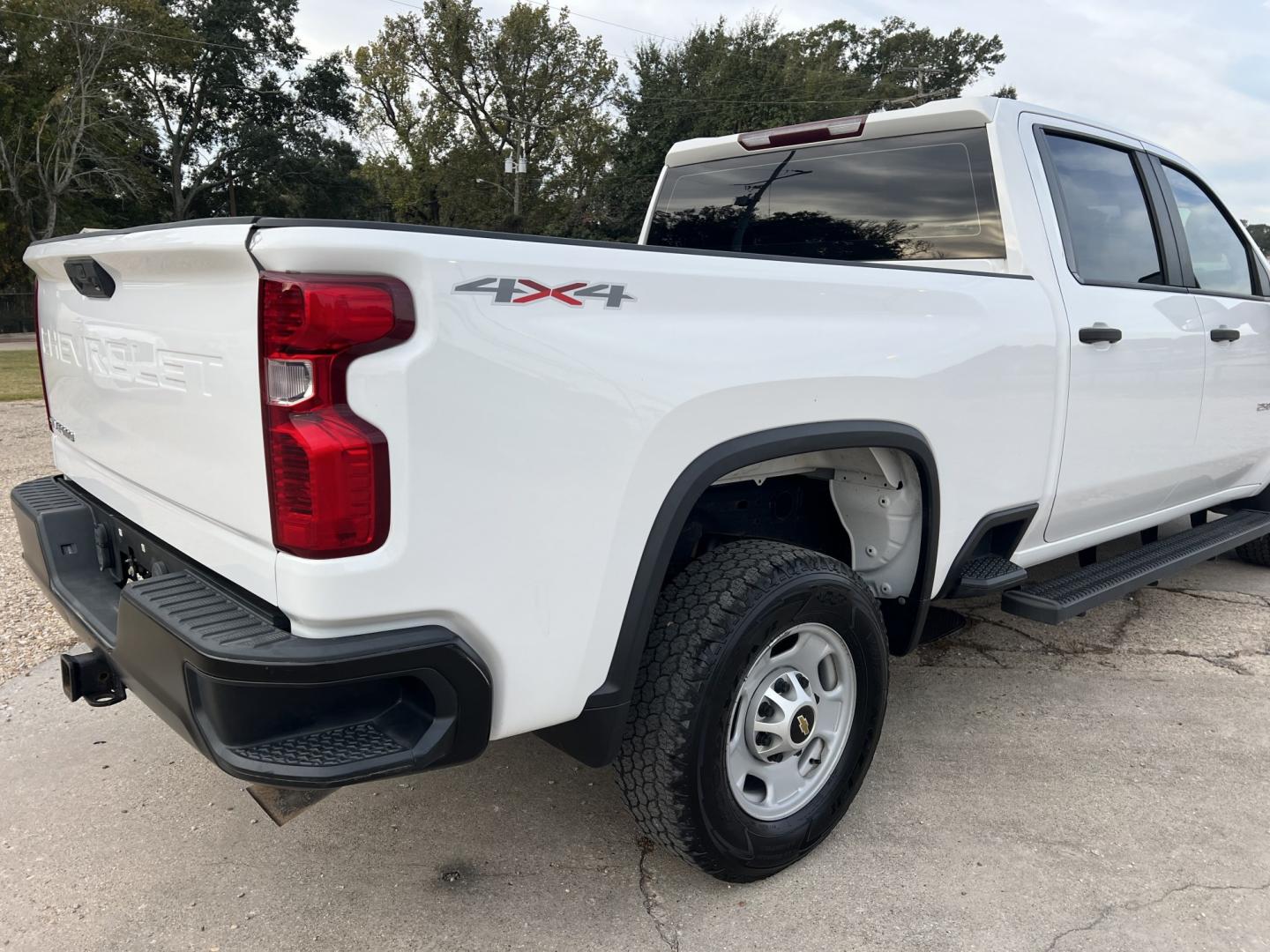 2020 White /Gray Chevrolet Silverado 2500HD Work Truck (1GC4YLE76LF) with an 6.6L V8 OHV 16V engine, 6-Speed Automatic transmission, located at 4520 Airline Hwy, Baton Rouge, LA, 70805, (225) 357-1497, 30.509325, -91.145432 - 2020 Chevrolet Silverado 2500HD Crew Cab 4X4 **ONE OWNER & NO ACCIDENTS** 6.6 V8 Gas, 128K Miles, Power Windows, Locks & Mirrors, Cold A/C, Backup Camera, Spray In Bedliner, Tow Package. FOR INFO PLEASE CONTACT JEFF AT 225-413-0981. CHECK OUT OUR A+ RATING WITH THE BETTER BUSINESS BUREAU. WE HAVE BE- Photo#5