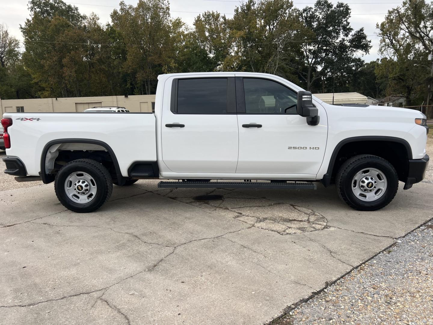 2020 White /Gray Chevrolet Silverado 2500HD Work Truck (1GC4YLE76LF) with an 6.6L V8 OHV 16V engine, 6-Speed Automatic transmission, located at 4520 Airline Hwy, Baton Rouge, LA, 70805, (225) 357-1497, 30.509325, -91.145432 - 2020 Chevrolet Silverado 2500HD Crew Cab 4X4 **ONE OWNER & NO ACCIDENTS** 6.6 V8 Gas, 128K Miles, Power Windows, Locks & Mirrors, Cold A/C, Backup Camera, Spray In Bedliner, Tow Package. FOR INFO PLEASE CONTACT JEFF AT 225-413-0981. CHECK OUT OUR A+ RATING WITH THE BETTER BUSINESS BUREAU. WE HAVE BE- Photo#4
