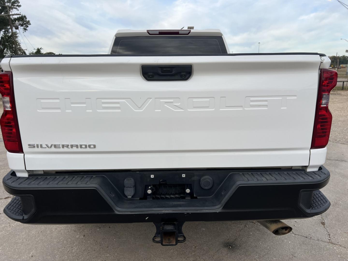 2020 White /Gray Chevrolet Silverado 2500HD Work Truck (1GC4YLE76LF) with an 6.6L V8 OHV 16V engine, 6-Speed Automatic transmission, located at 4520 Airline Hwy, Baton Rouge, LA, 70805, (225) 357-1497, 30.509325, -91.145432 - 2020 Chevrolet Silverado 2500HD Crew Cab 4X4 **ONE OWNER & NO ACCIDENTS** 6.6 V8 Gas, 128K Miles, Power Windows, Locks & Mirrors, Cold A/C, Backup Camera, Spray In Bedliner, Tow Package. FOR INFO PLEASE CONTACT JEFF AT 225-413-0981. CHECK OUT OUR A+ RATING WITH THE BETTER BUSINESS BUREAU. WE HAVE BE- Photo#6