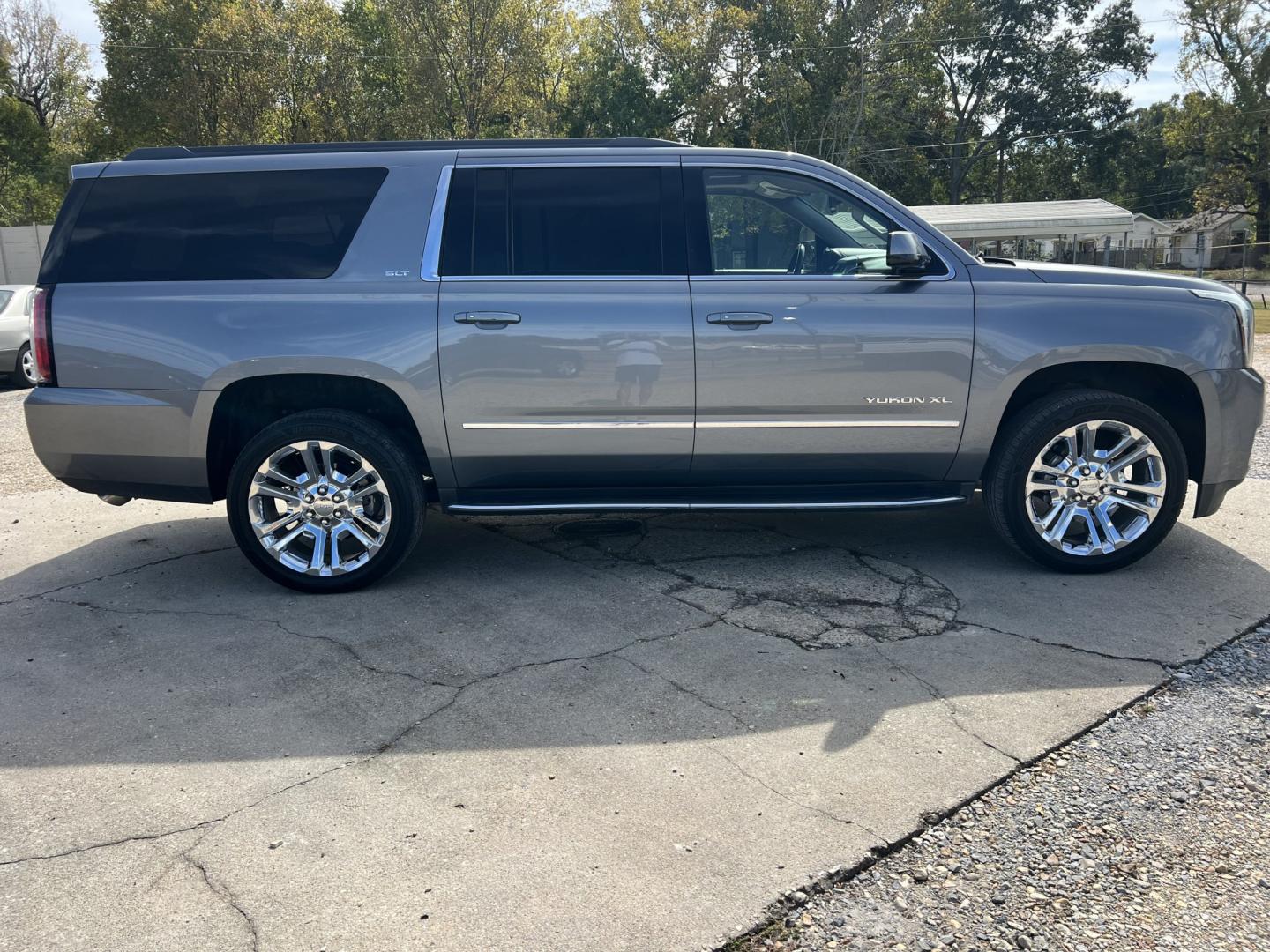 2018 Gray Metallic /Black GMC Yukon XL SLT (1GKS1GKC7JR) with an 5.3L V8 engine, 6-Speed Automatic transmission, located at 4520 Airline Hwy, Baton Rouge, LA, 70805, (225) 357-1497, 30.509325, -91.145432 - 2018 GMC Yukon XL SLT 2WD 5.3 V8 Gas, 132K Miles, Heated & Cooled Leather, Seats 7, Sunroof, DVD, Bose Stereo, All Power, Cold A/C, Power Liftgate, Backup Camera, Tow Package. Has Some Minor Scratches. FOR INFO PLEASE CONTACT JEFF AT 225-413-0981. CHECK OUT OUR A+ RATING WITH THE BETTER BUSINESS BU- Photo#4