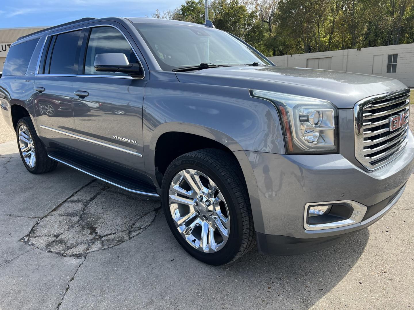 2018 Gray Metallic /Black GMC Yukon XL SLT (1GKS1GKC7JR) with an 5.3L V8 engine, 6-Speed Automatic transmission, located at 4520 Airline Hwy, Baton Rouge, LA, 70805, (225) 357-1497, 30.509325, -91.145432 - 2018 GMC Yukon XL SLT 2WD 5.3 V8 Gas, 132K Miles, Heated & Cooled Leather, Seats 7, Sunroof, DVD, Bose Stereo, All Power, Cold A/C, Power Liftgate, Backup Camera, Tow Package. Has Some Minor Scratches. FOR INFO PLEASE CONTACT JEFF AT 225-413-0981. CHECK OUT OUR A+ RATING WITH THE BETTER BUSINESS BU- Photo#3