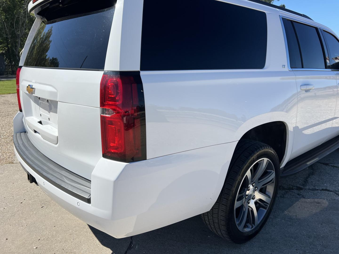 2018 White /Tan Chevrolet Suburban LT (1GNSCHKCXJR) with an 5.3L V8 engine, 6-Speed Automatic transmission, located at 4520 Airline Hwy, Baton Rouge, LA, 70805, (225) 357-1497, 30.509325, -91.145432 - 2018 Chevrolet Suburban LT 2WD **NO ACCIDENTS** 5.3 V8 Gas, 161K Miles, Heated Leather, Seats 7, Bose Stereo, All Power, Cold A/C, Power Liftgate, Backup Camera, Tow Package. FOR INFO PLEASE CONTACT JEFF AT 225-413-0981. CHECK OUT OUR A+ RATING WITH THE BETTER BUSINESS BUREAU. WE HAVE BEEN A FAMILY- Photo#5