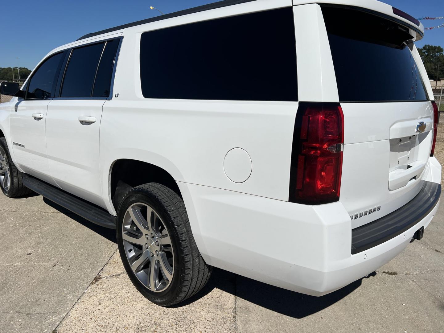 2018 White /Tan Chevrolet Suburban LT (1GNSCHKCXJR) with an 5.3L V8 engine, 6-Speed Automatic transmission, located at 4520 Airline Hwy, Baton Rouge, LA, 70805, (225) 357-1497, 30.509325, -91.145432 - 2018 Chevrolet Suburban LT 2WD **NO ACCIDENTS** 5.3 V8 Gas, 161K Miles, Heated Leather, Seats 7, Bose Stereo, All Power, Cold A/C, Power Liftgate, Backup Camera, Tow Package. FOR INFO PLEASE CONTACT JEFF AT 225-413-0981. CHECK OUT OUR A+ RATING WITH THE BETTER BUSINESS BUREAU. WE HAVE BEEN A FAMILY- Photo#7