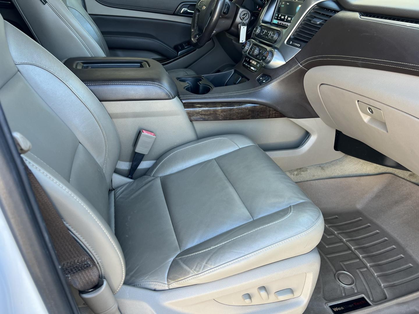 2018 White /Tan Chevrolet Suburban LT (1GNSCHKCXJR) with an 5.3L V8 engine, 6-Speed Automatic transmission, located at 4520 Airline Hwy, Baton Rouge, LA, 70805, (225) 357-1497, 30.509325, -91.145432 - 2018 Chevrolet Suburban LT 2WD **NO ACCIDENTS** 5.3 V8 Gas, 161K Miles, Heated Leather, Seats 7, Bose Stereo, All Power, Cold A/C, Power Liftgate, Backup Camera, Tow Package. FOR INFO PLEASE CONTACT JEFF AT 225-413-0981. CHECK OUT OUR A+ RATING WITH THE BETTER BUSINESS BUREAU. WE HAVE BEEN A FAMILY- Photo#12