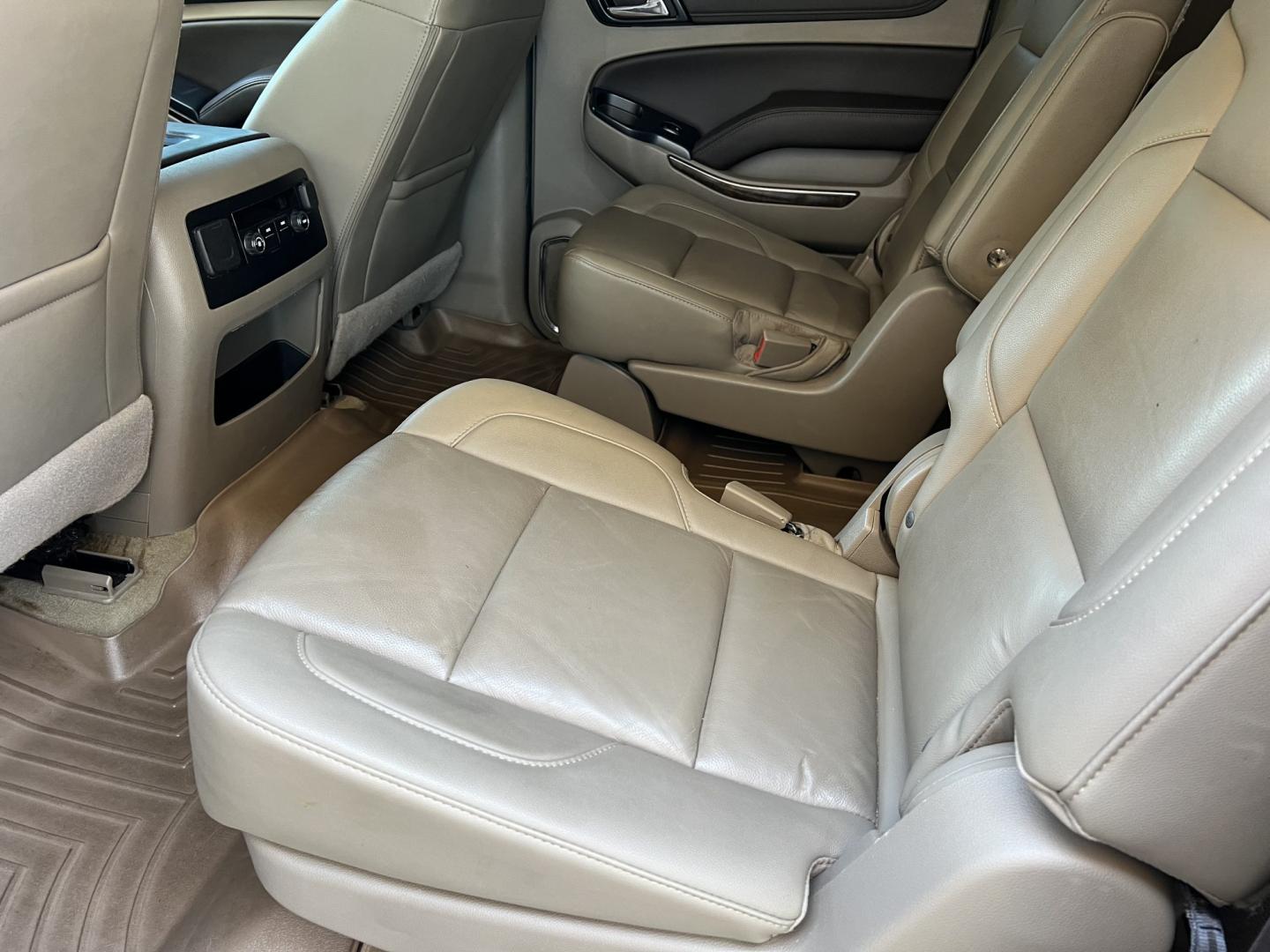 2018 White /Tan Chevrolet Suburban LT (1GNSCHKCXJR) with an 5.3L V8 engine, 6-Speed Automatic transmission, located at 4520 Airline Hwy, Baton Rouge, LA, 70805, (225) 357-1497, 30.509325, -91.145432 - 2018 Chevrolet Suburban LT 2WD **NO ACCIDENTS** 5.3 V8 Gas, 161K Miles, Heated Leather, Seats 7, Bose Stereo, All Power, Cold A/C, Power Liftgate, Backup Camera, Tow Package. FOR INFO PLEASE CONTACT JEFF AT 225-413-0981. CHECK OUT OUR A+ RATING WITH THE BETTER BUSINESS BUREAU. WE HAVE BEEN A FAMILY- Photo#14