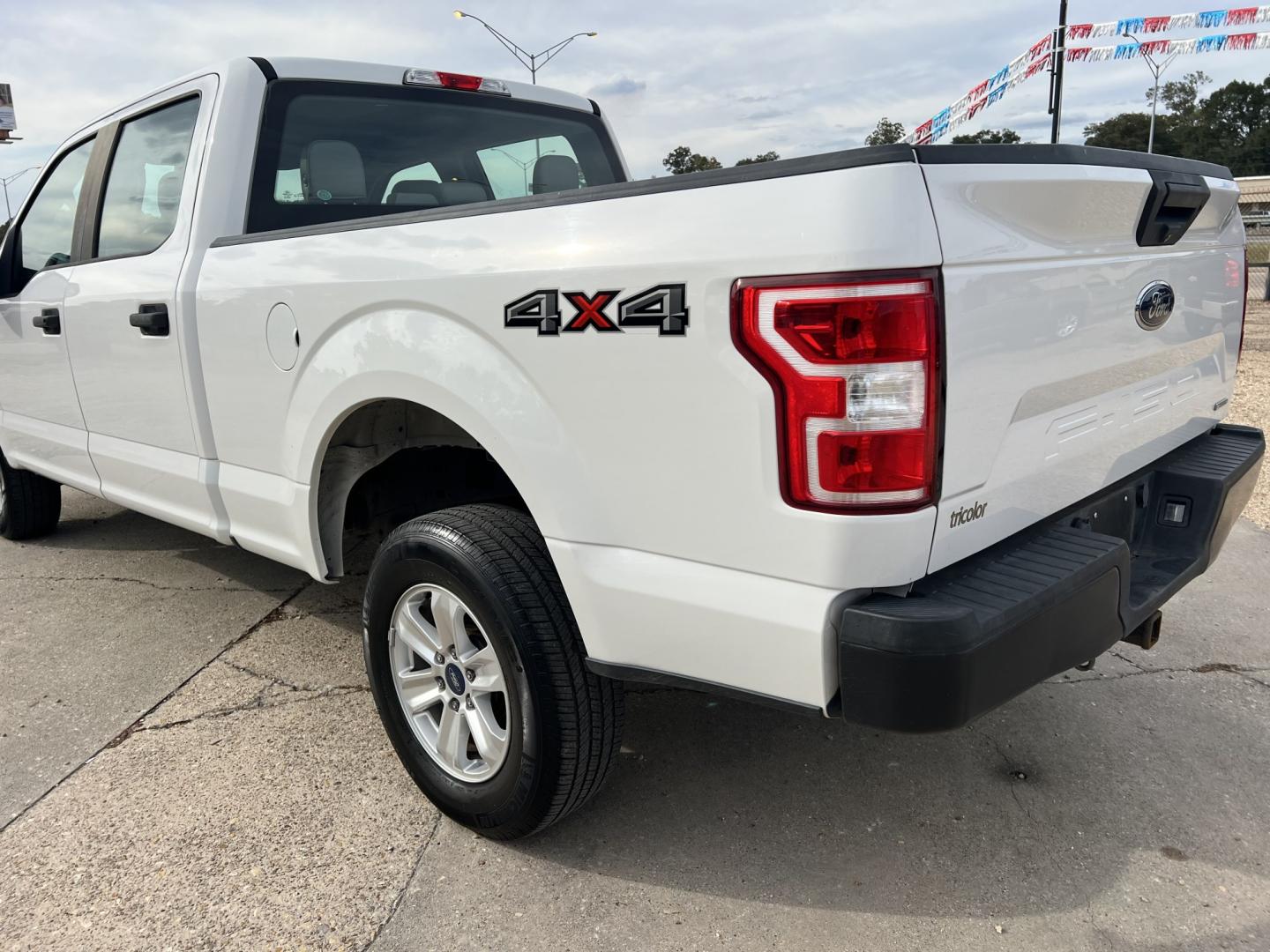 2019 White /Gray Ford F-150 XL (1FTFW1E43KF) with an 3.5L V6 EcoBoost engine, 10 Speed Automatic transmission, located at 4520 Airline Hwy, Baton Rouge, LA, 70805, (225) 357-1497, 30.509325, -91.145432 - 2019 Ford F-150 SuperCrew XL 4X4 **NO ACCIDENTS** 3.5 V6 EcoBoost Gas, 117K Miles, 6.5 Ft Bed, Cold A/C, Seats 6, Tow Package. FOR INFO PLEASE CONTACT JEFF AT 225-413-0981. CHECK OUT OUR A+ RATING WITH THE BETTER BUSINESS BUREAU. WE HAVE BEEN A FAMILY OWNED AND OPERATED BUSINESS AT THE SAME LOCATIO- Photo#7